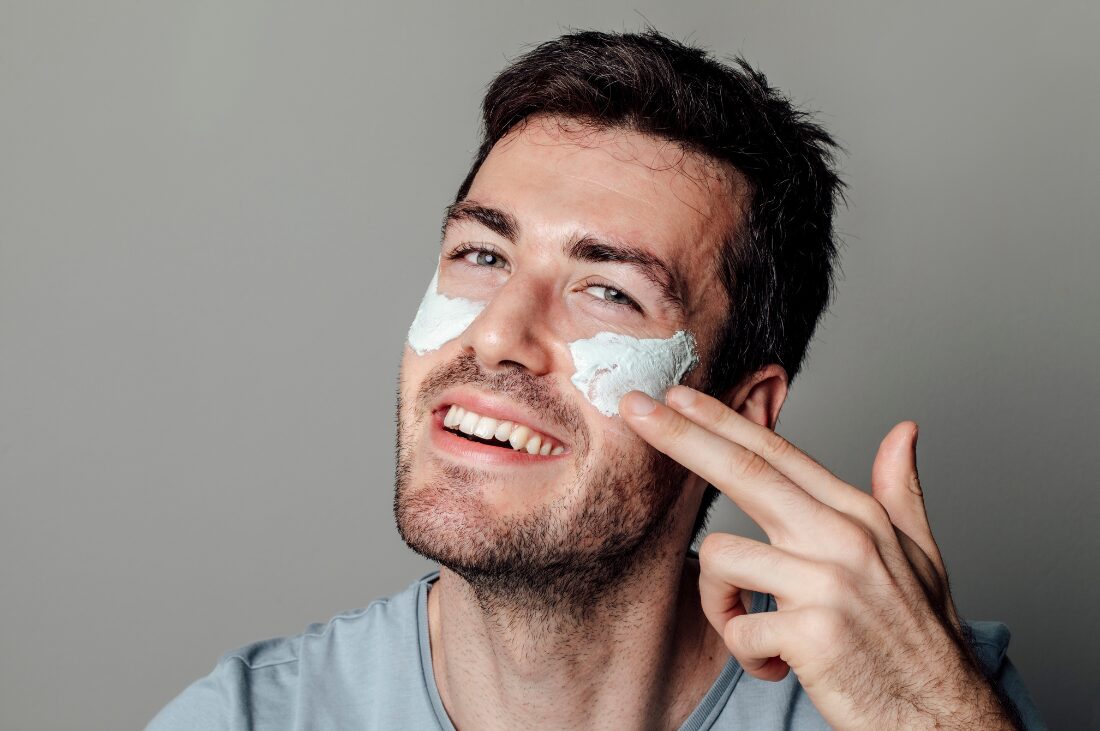 Beauty routine uomo: dalla maschera viso al profumo